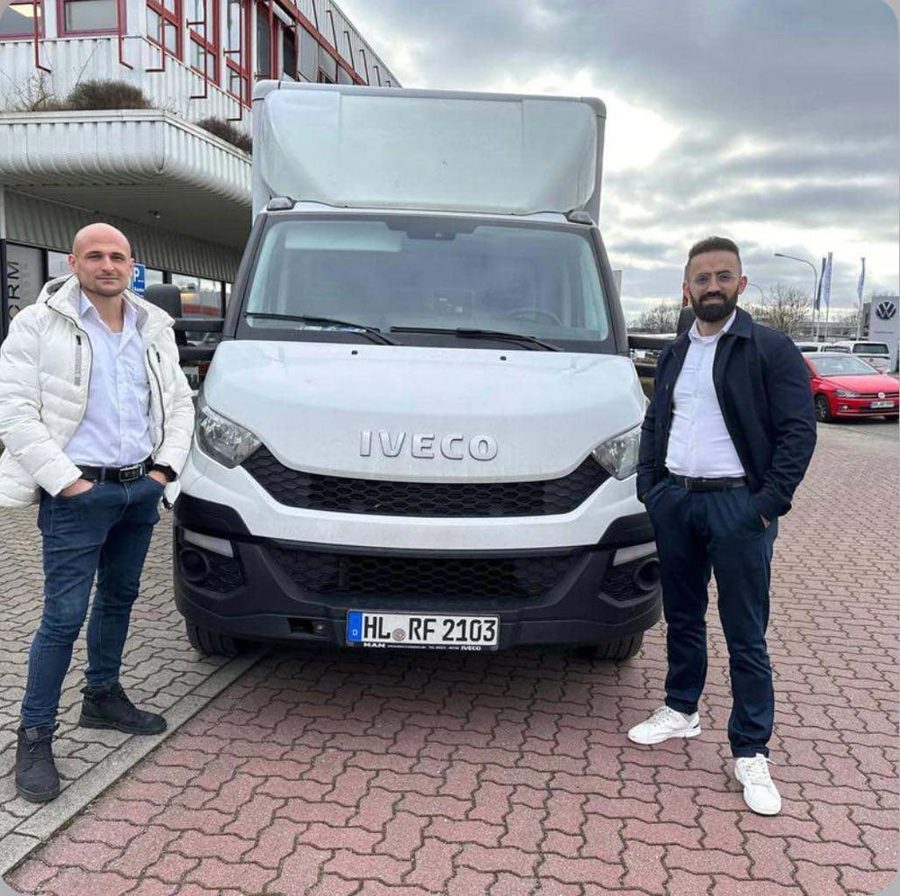Maximilian Hamann und das Team von Ratz Fatz vor einem Umzugswagen